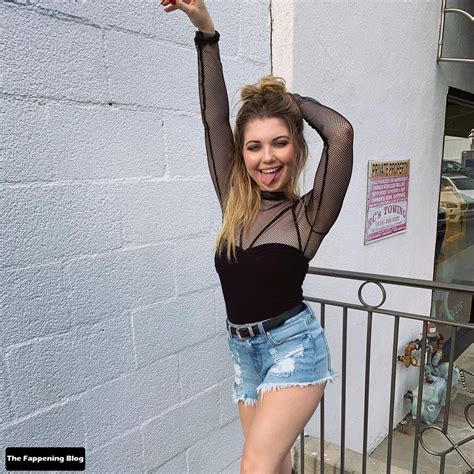 sammi hanratty topless|Pregnant Sammi Hanratty Poses Naked in a New Shoot (6 Photos)